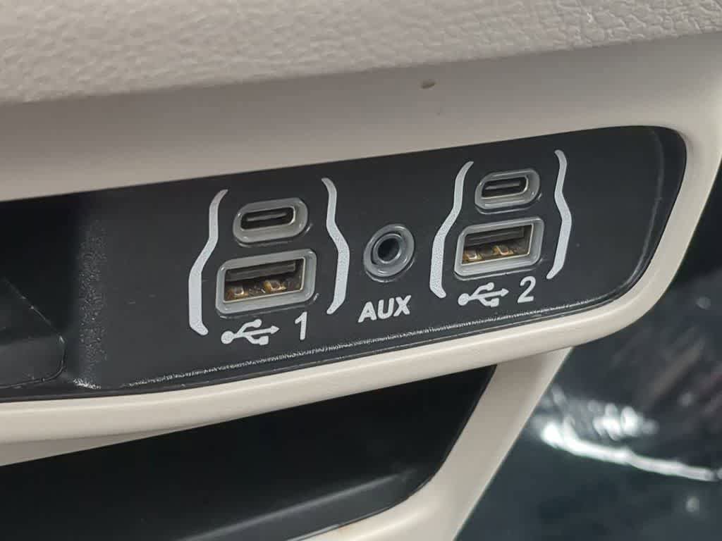 Used 2024 Chrysler Pacifica Touring-L FWD image 28