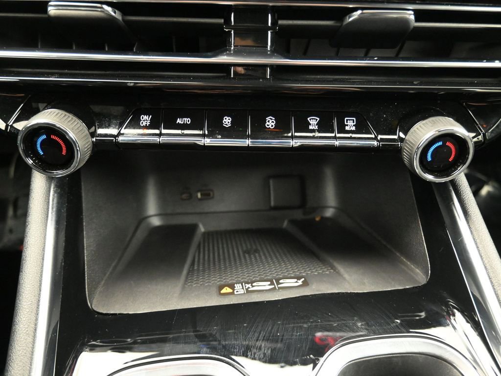 Used 2025 Chevrolet Traverse LT w/ Driver Confidence Package image 31