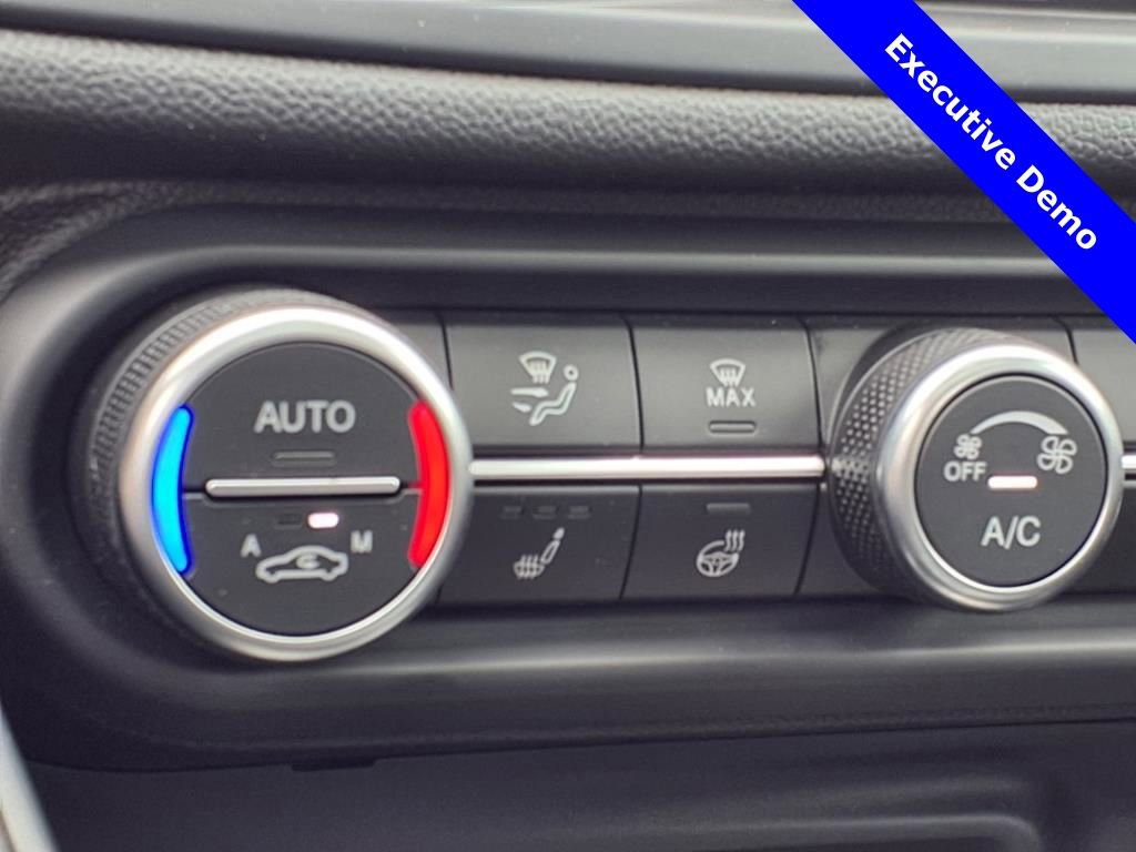 New 2025 Alfa Romeo Giulia w/ Driving Assist Package RWD image 22