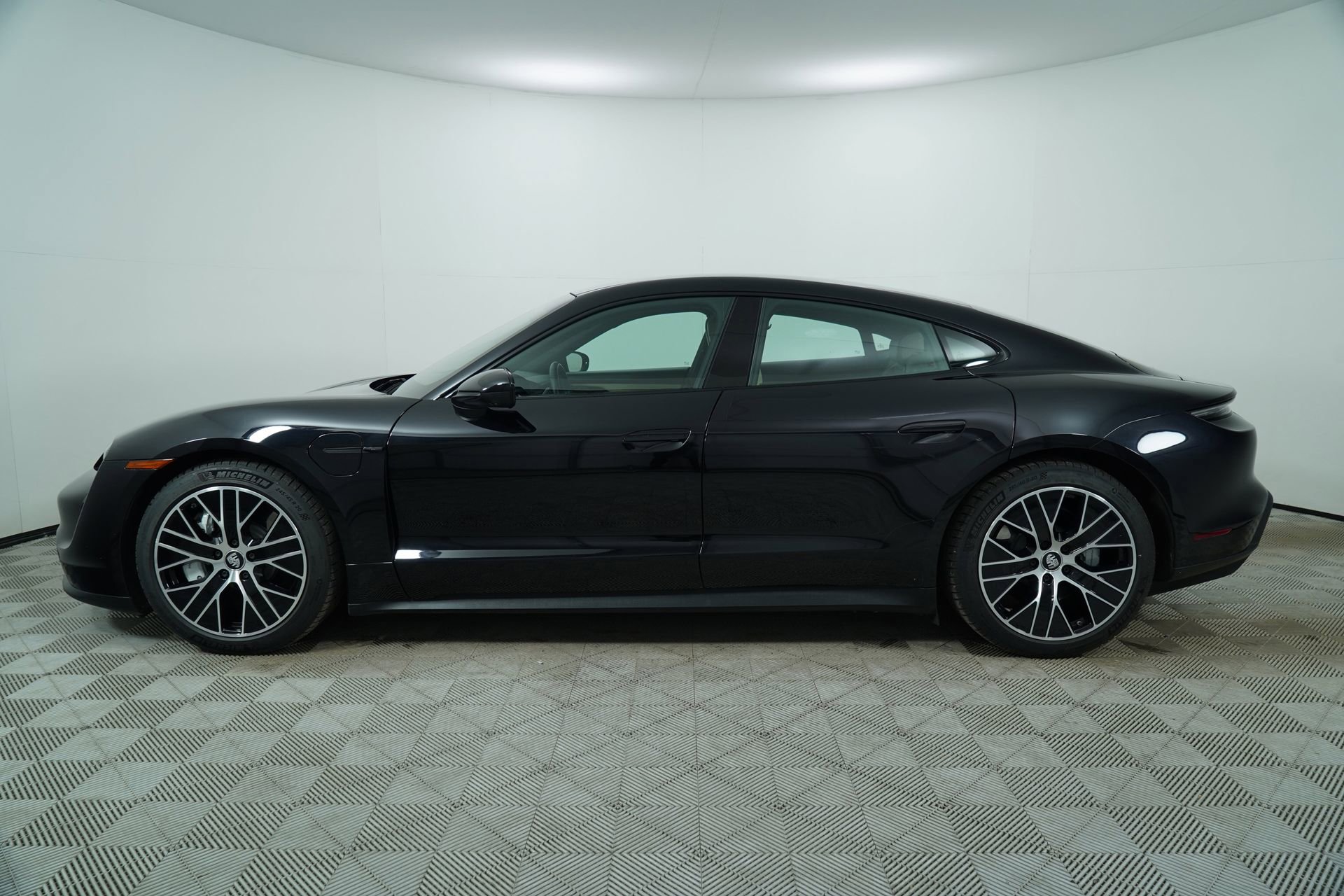 Used 2022 Porsche Taycan image 6