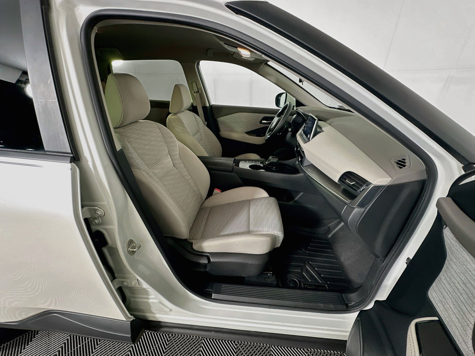 Used 2023 Nissan Rogue SV FWD image 29
