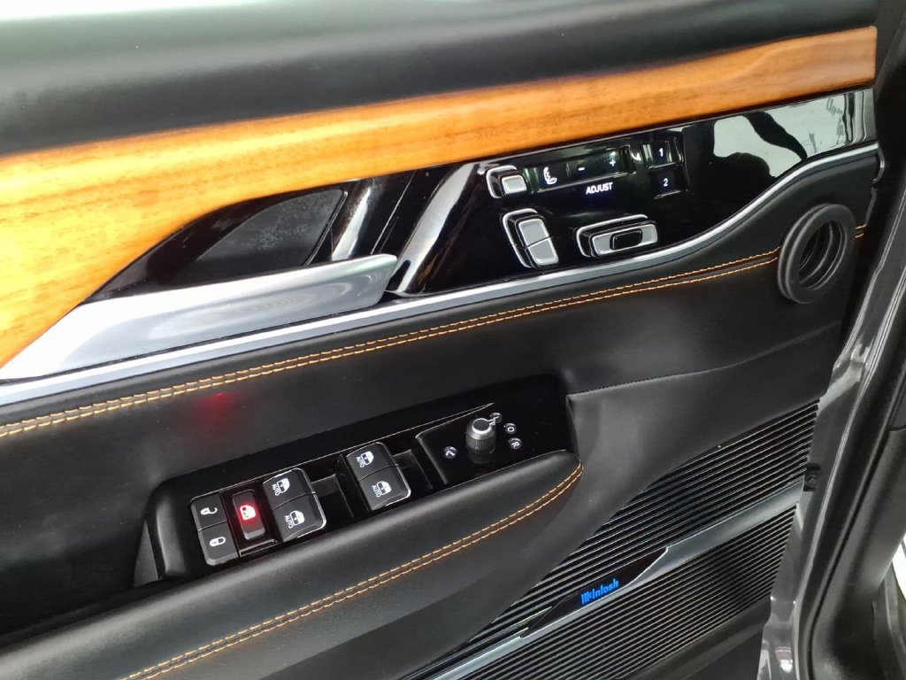 Used 2024 Jeep Grand Wagoneer L Series III AWD/4WD image 15