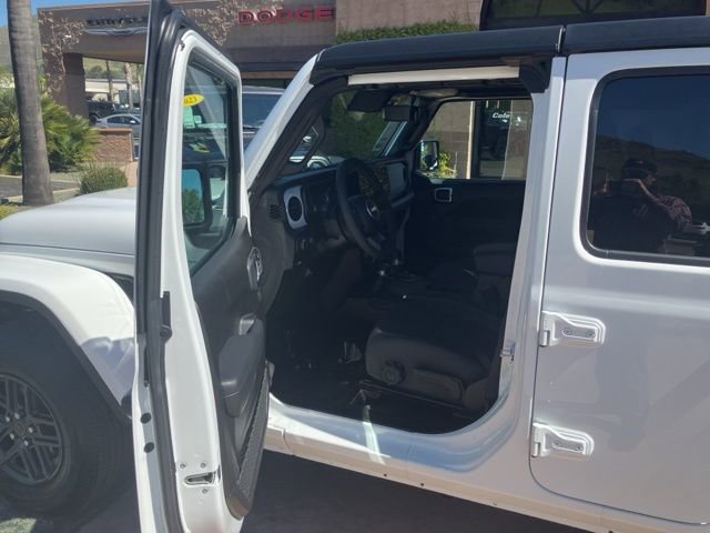 Used 2024 Jeep Gladiator Sport image 3