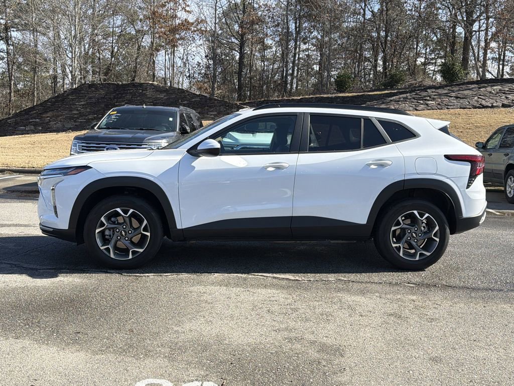 Used 2025 Chevrolet Trax LT image 2