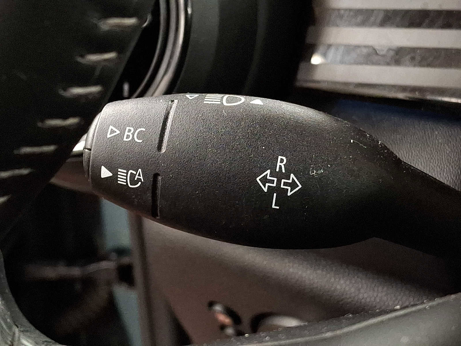 Used 2023 MINI Cooper 4-Door Hardtop w/ Multitone Edition image 22