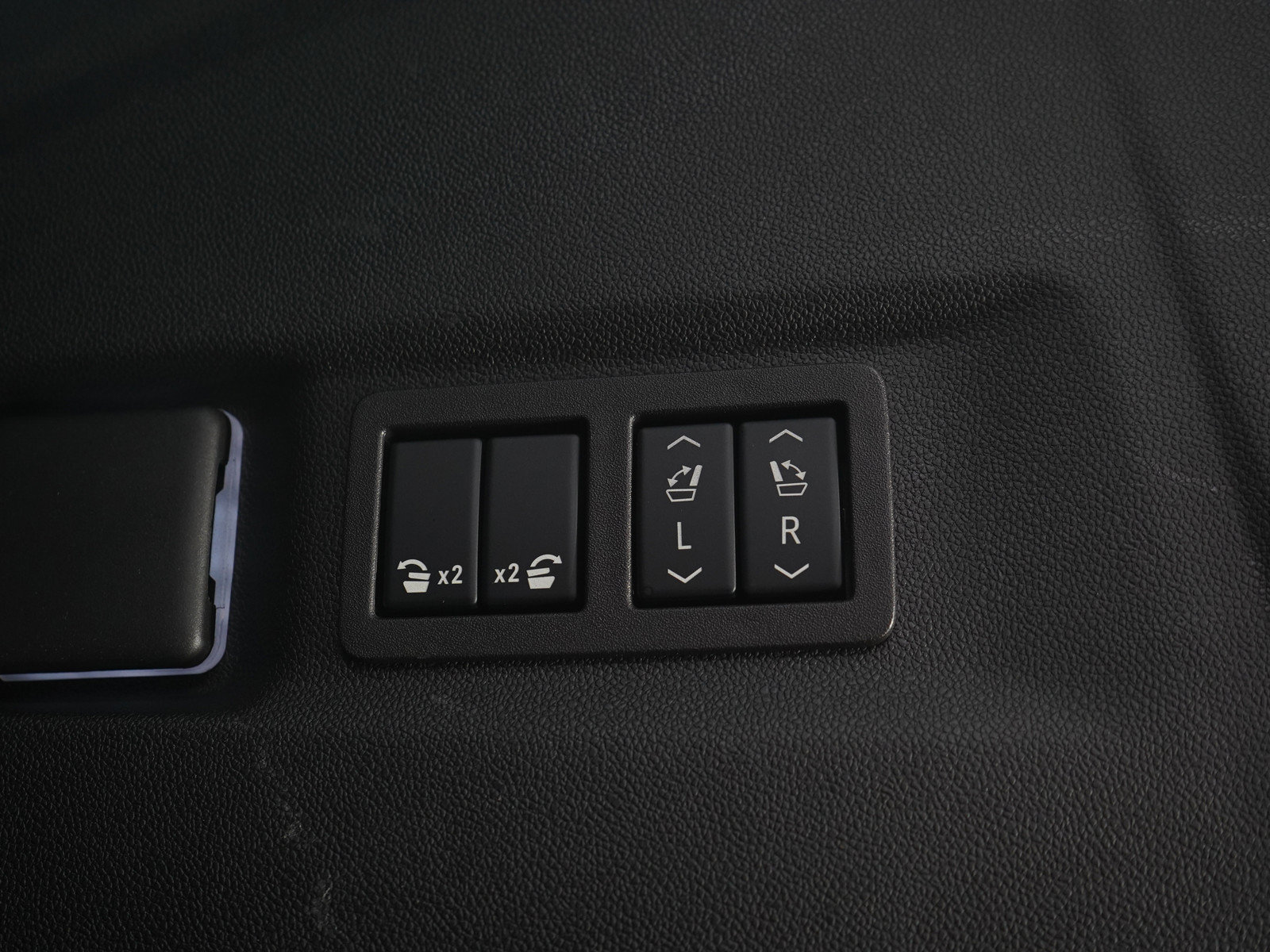 Used 2025 GMC Yukon XL Denali AWD/4WD image 11
