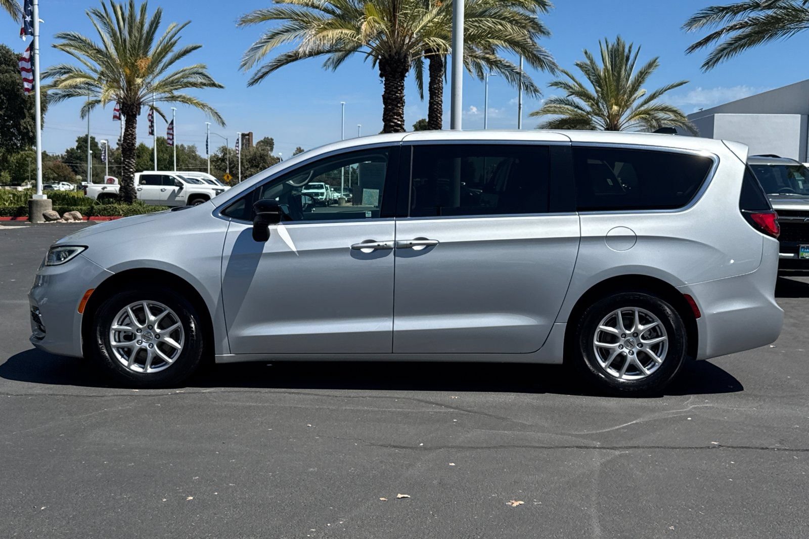 Used 2024 Chrysler Pacifica Touring-L FWD image 6