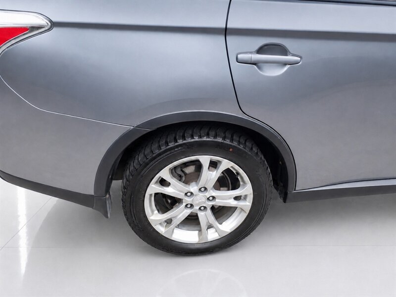 Used 2015 Mitsubishi Outlander SE AWD/4WD image 20