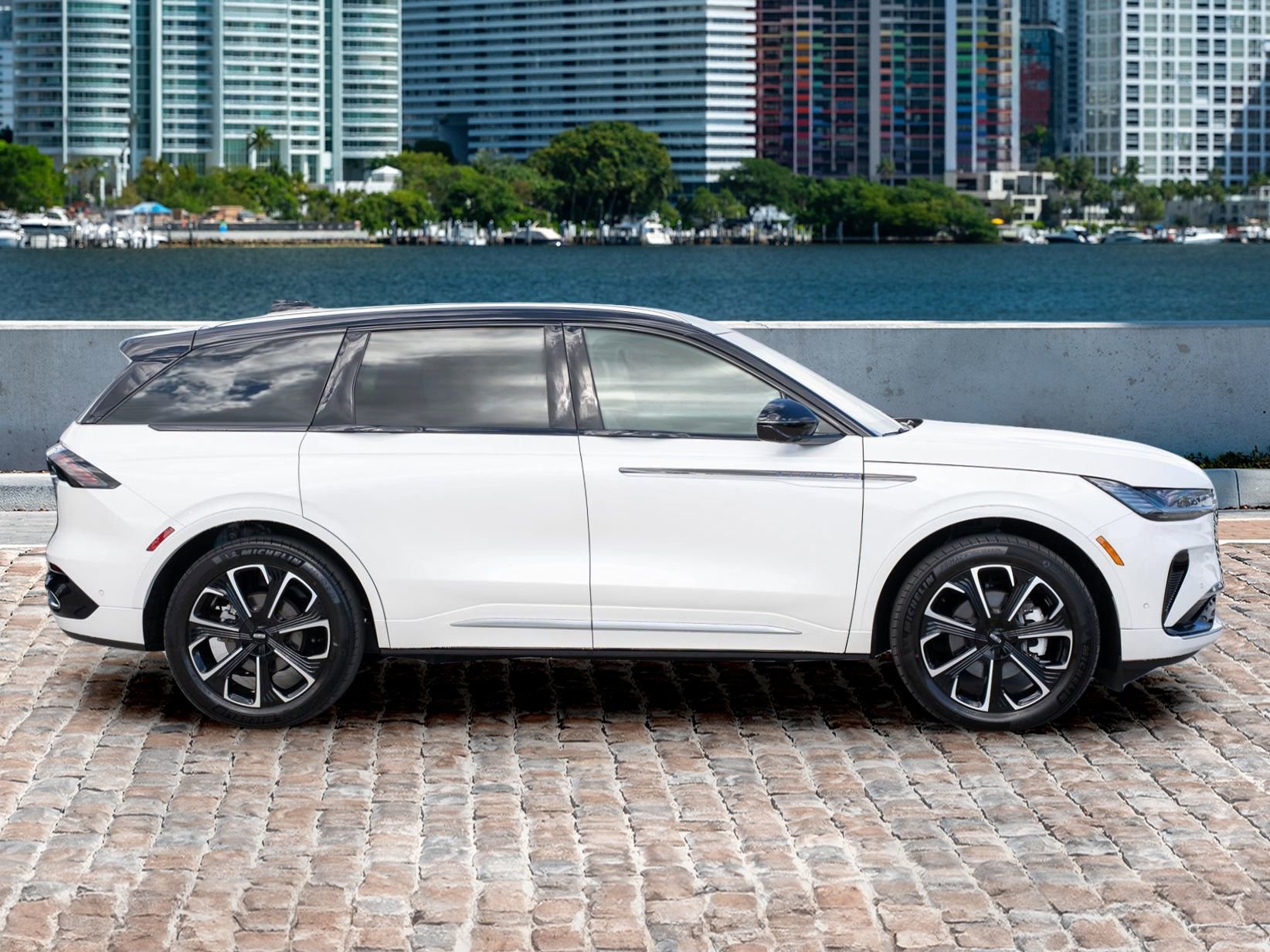 Used 2024 Lincoln Nautilus Reserve image 4