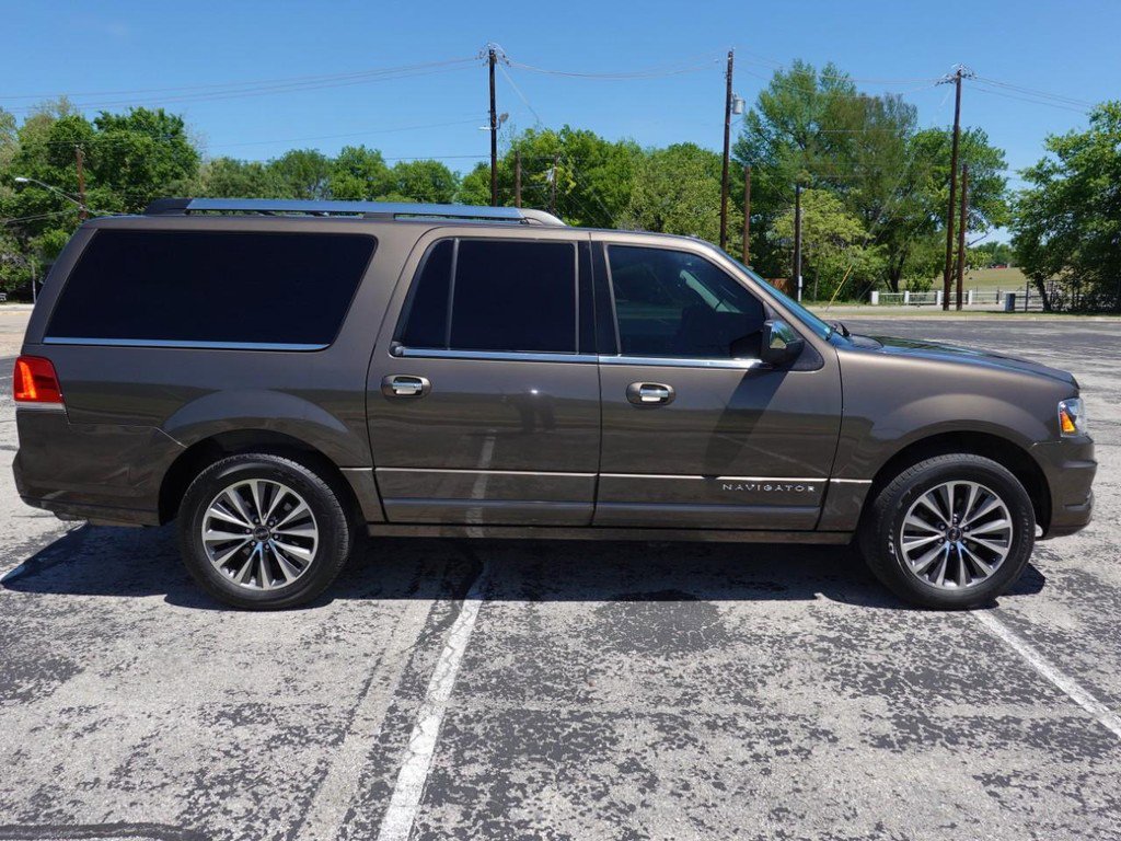 Used 2016 Lincoln Navigator L Select image 8
