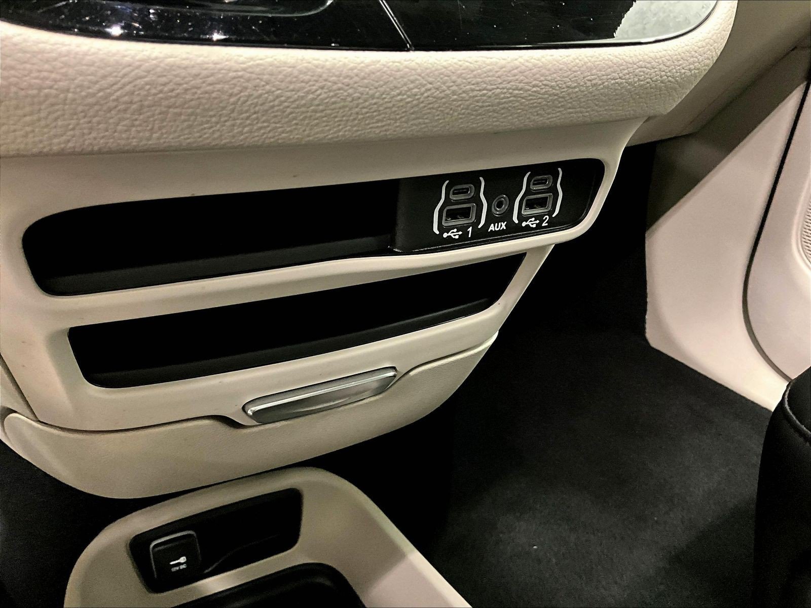 Used 2024 Chrysler Pacifica Limited FWD image 16