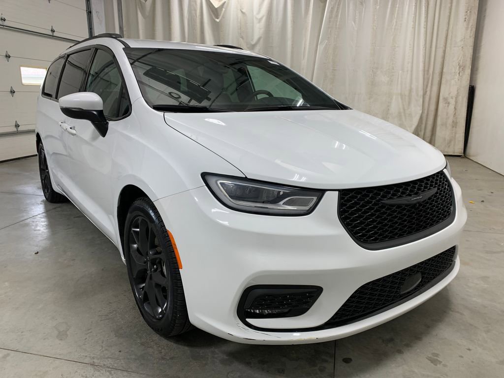 Used 2023 Chrysler Pacifica Touring-L FWD image 13