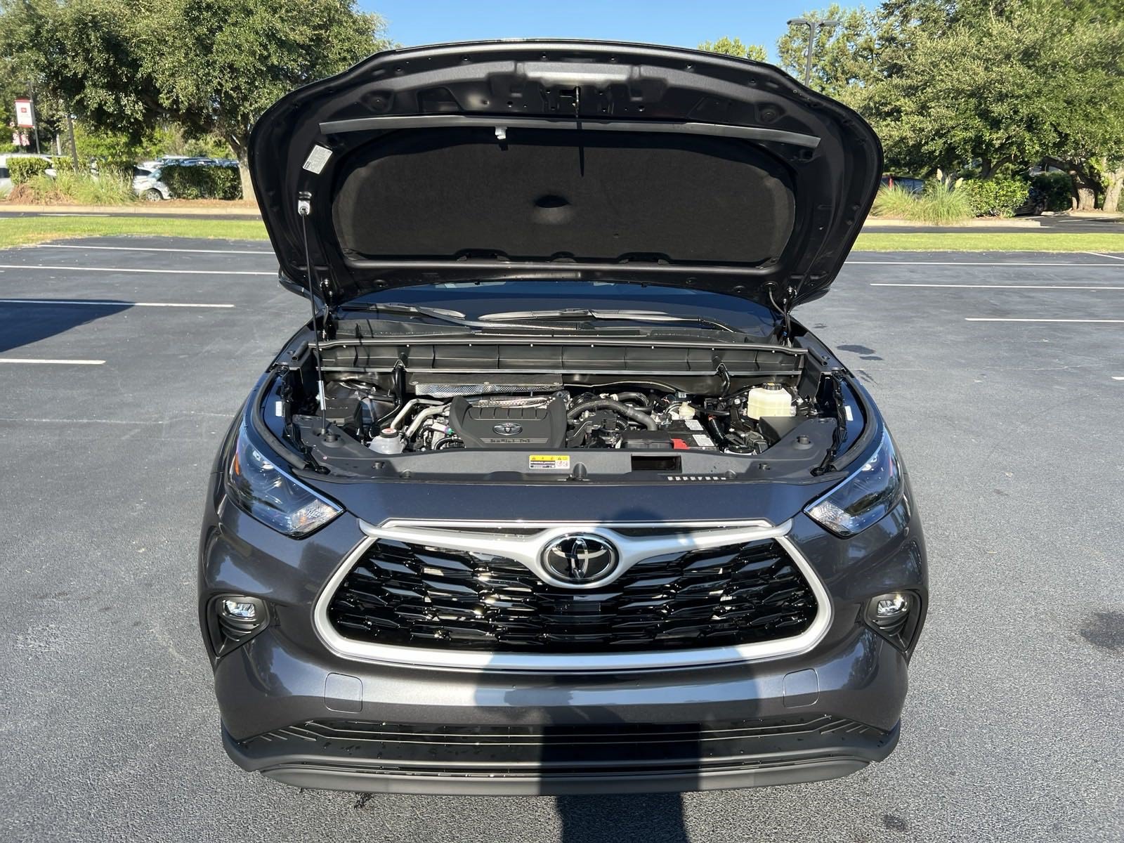 New 2024 Toyota Highlander LE FWD image 38