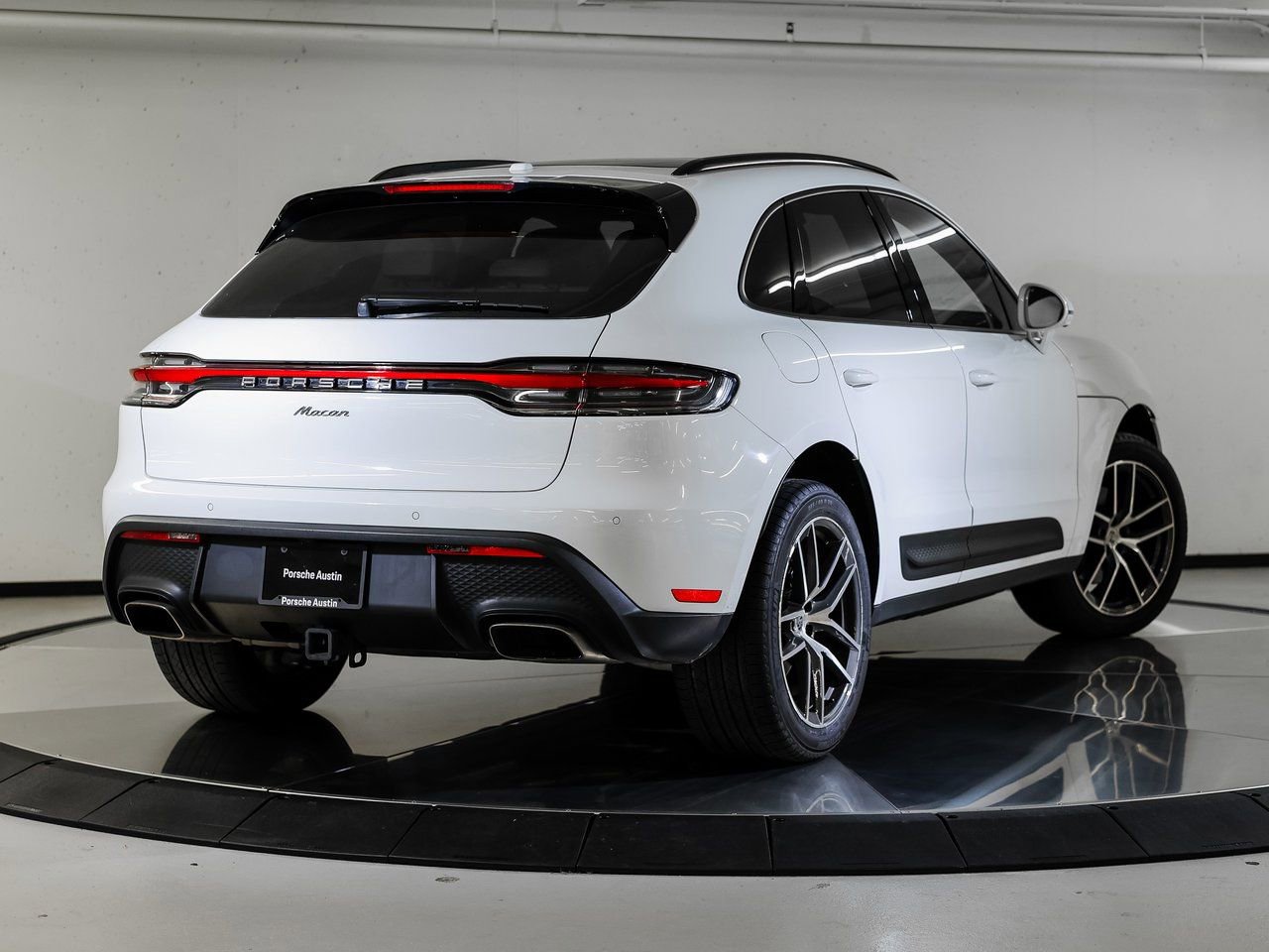 Certified 2023 Porsche Macan image 7