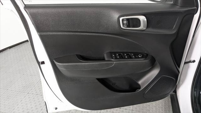 Used 2025 Hyundai Venue SEL FWD image 12