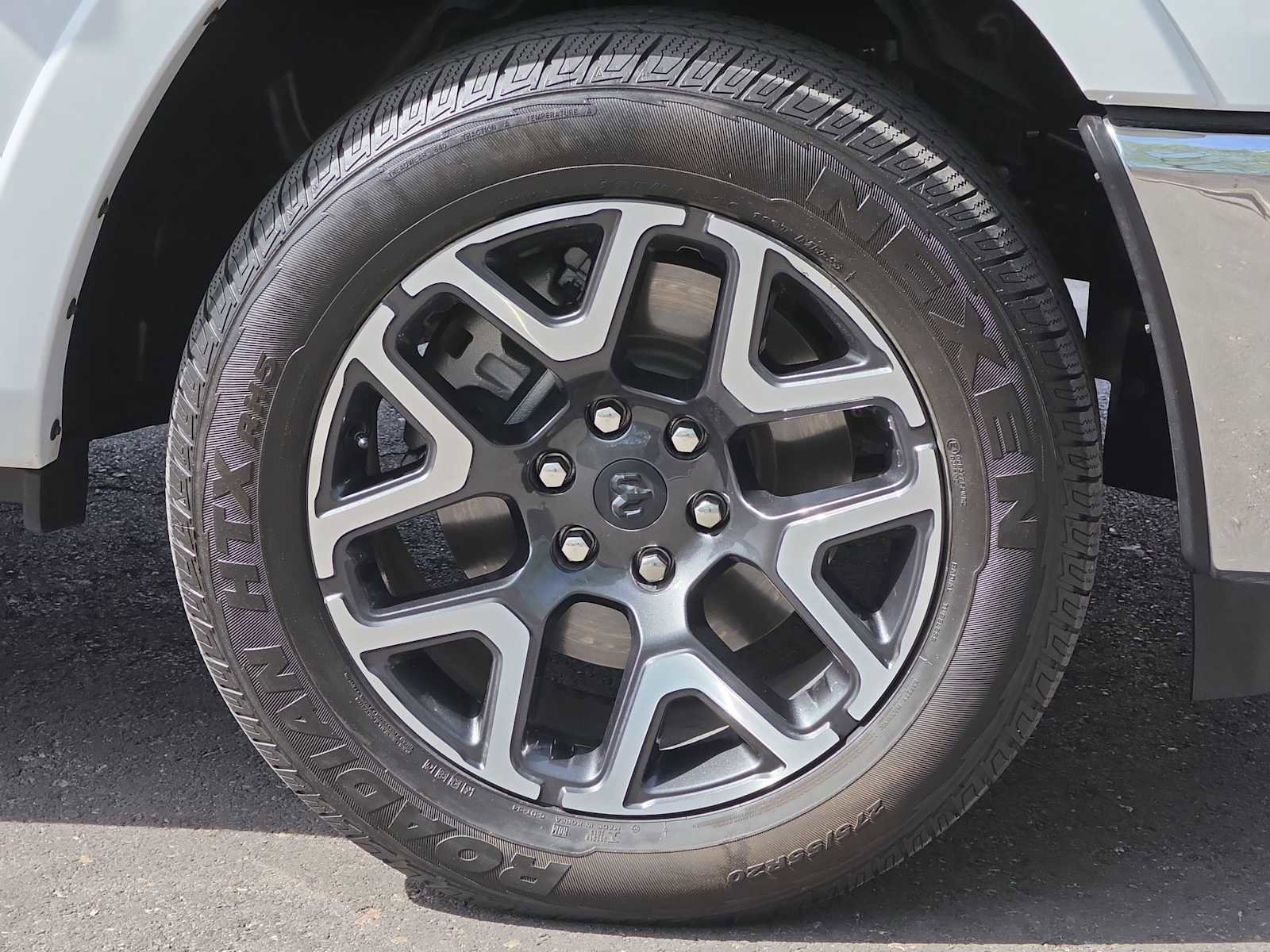 Used 2025 RAM 1500 Laramie w/ Advanced Safety Group II AWD/4WD image 12