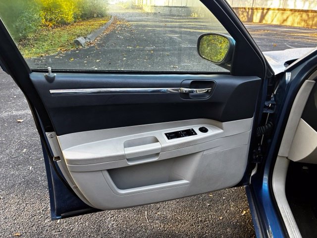 Used 2007 Chrysler 300 Touring w/ Comfort/Convenience Group RWD image 13