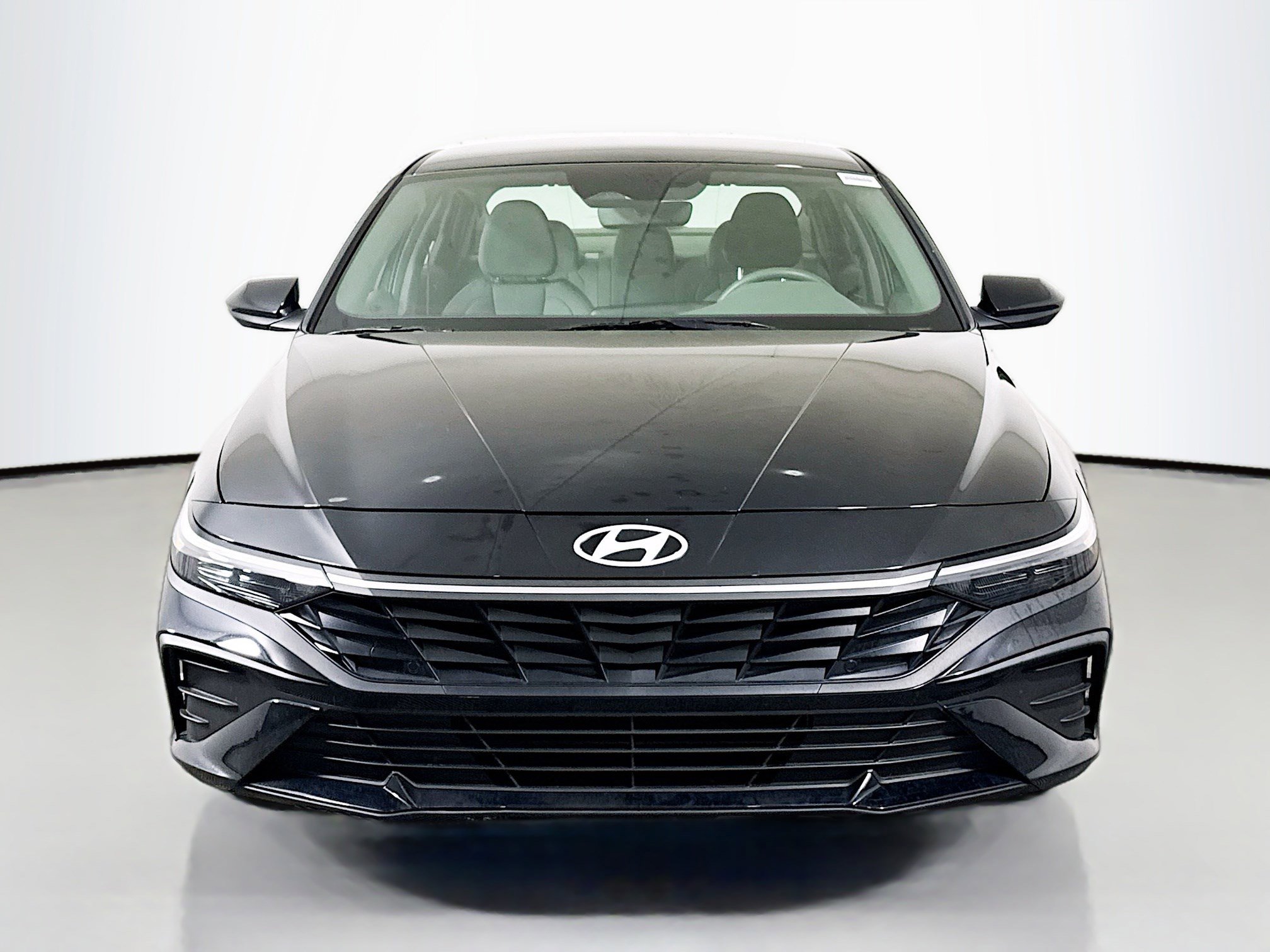 Used 2025 Hyundai Elantra SE image 2