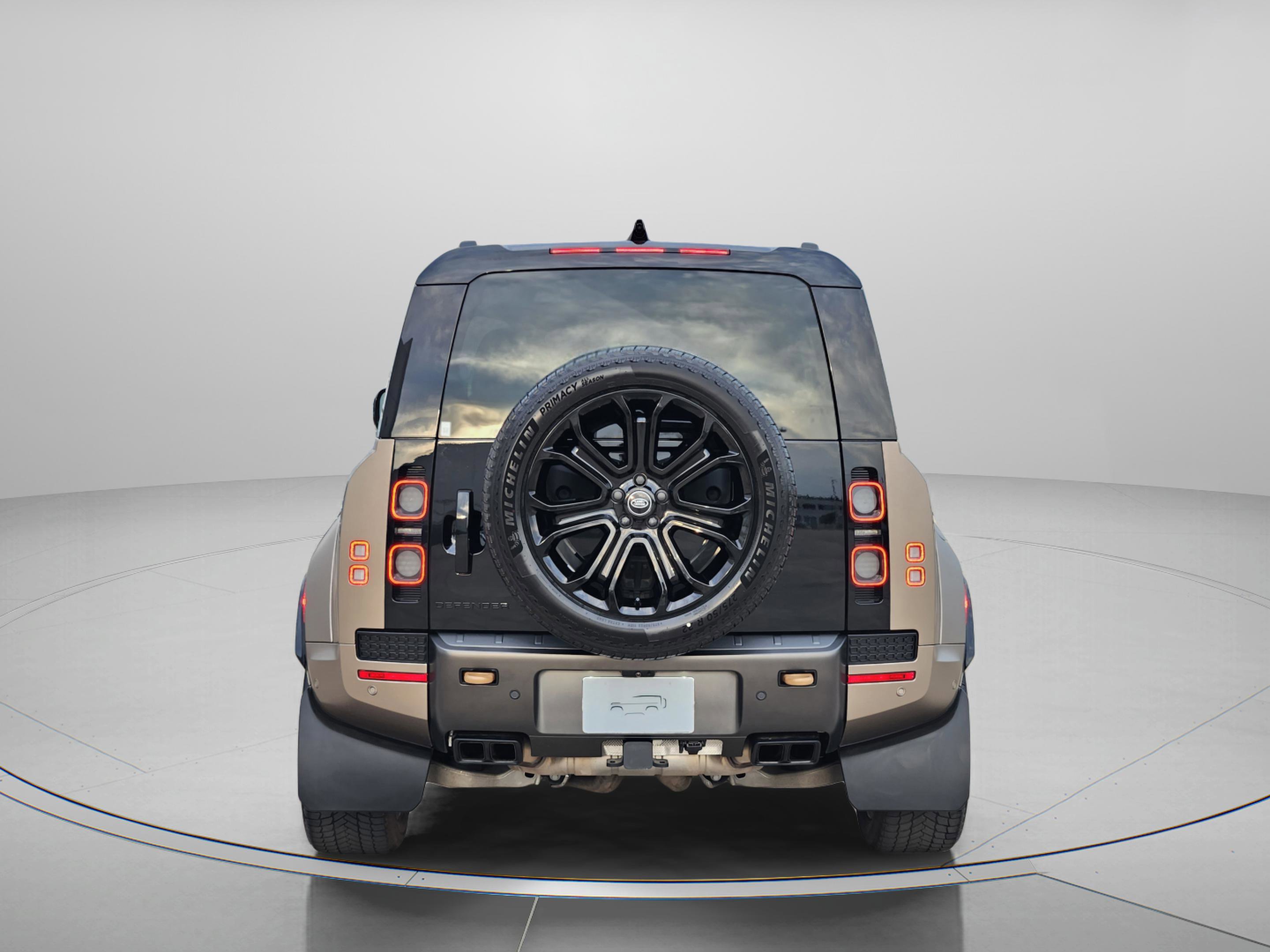 Used 2025 Land Rover Defender 110 image 4