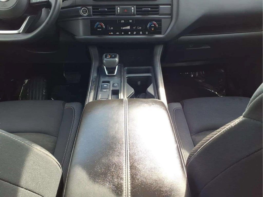 Used 2024 Nissan Pathfinder S FWD image 12