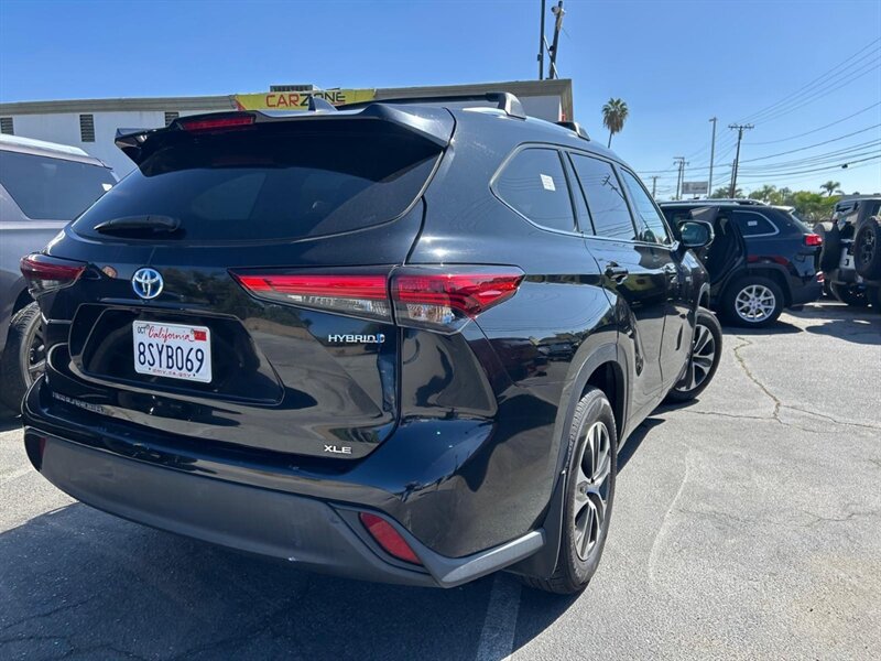 Used 2020 Toyota Highlander XLE AWD/4WD image 5