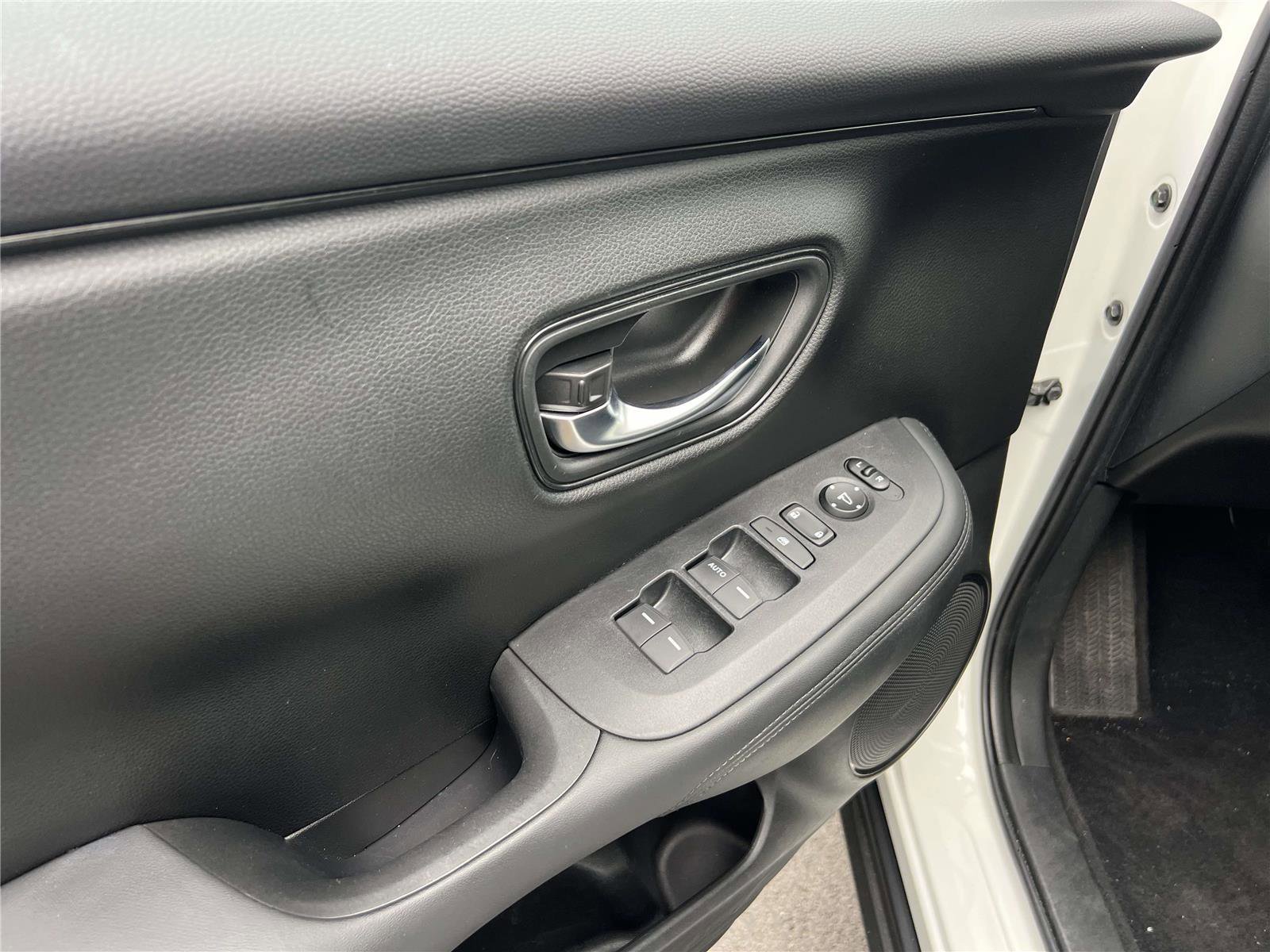 Used 2023 Honda HR-V LX image 18