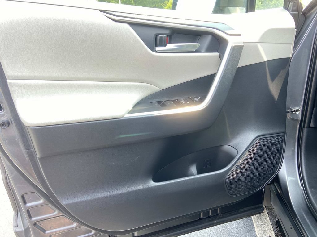 Used 2020 Toyota RAV4 XLE w/ Convenience Package AWD/4WD image 25