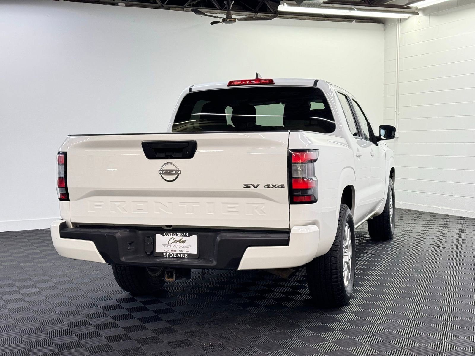 Used 2023 Nissan Frontier SV image 2