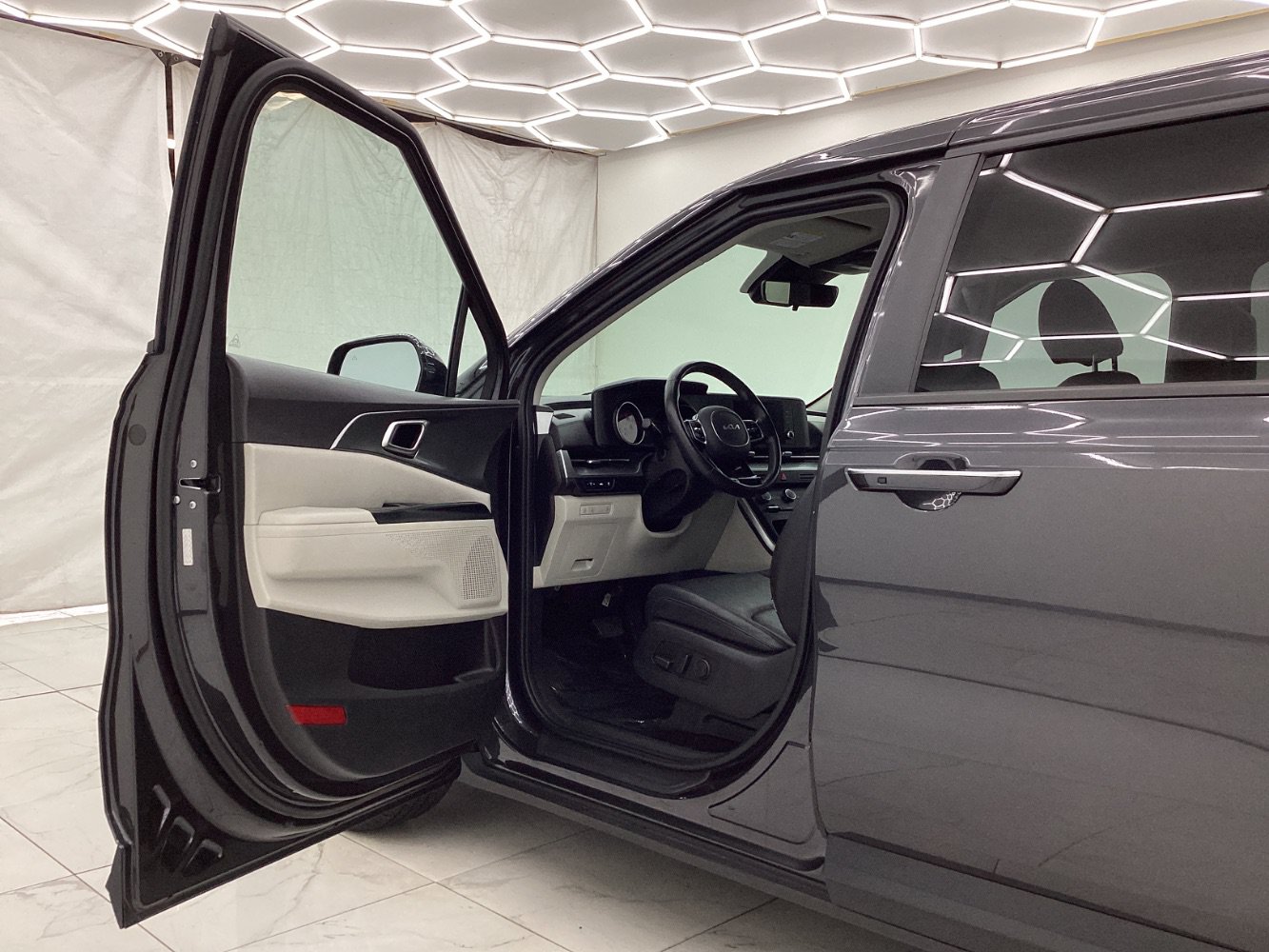 Used 2024 Kia Carnival LX FWD image 18