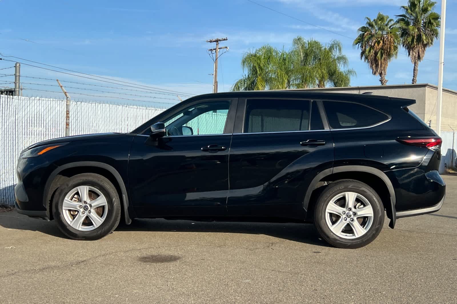 Used 2024 Toyota Highlander LE AWD/4WD image 2