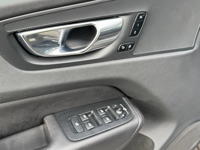 Used 2022 Volvo XC60 B5 Momentum w/ Climate Package AWD/4WD image 40