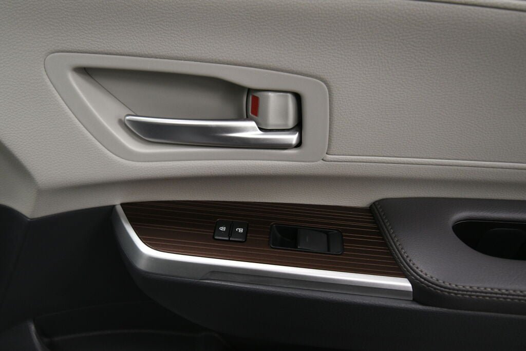 Certified 2024 Toyota Sienna XLE FWD image 30