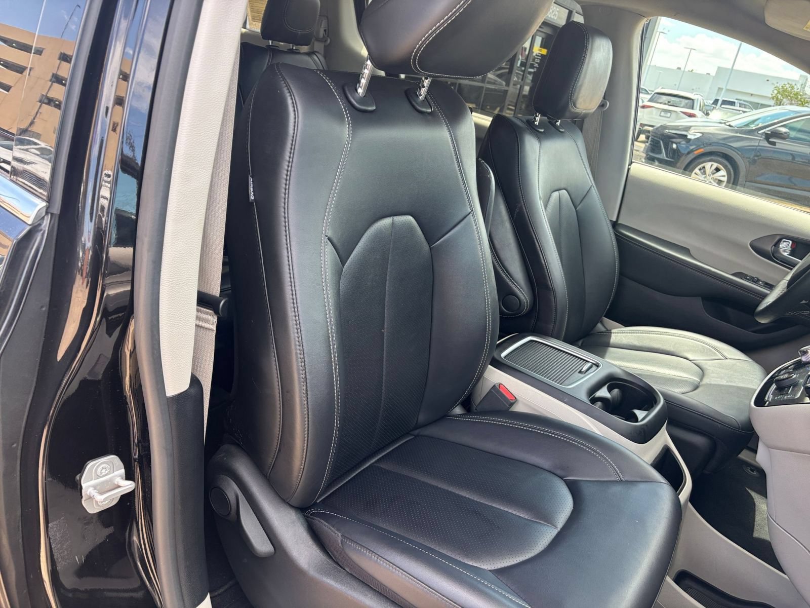 Used 2024 Chrysler Pacifica Touring-L FWD image 38