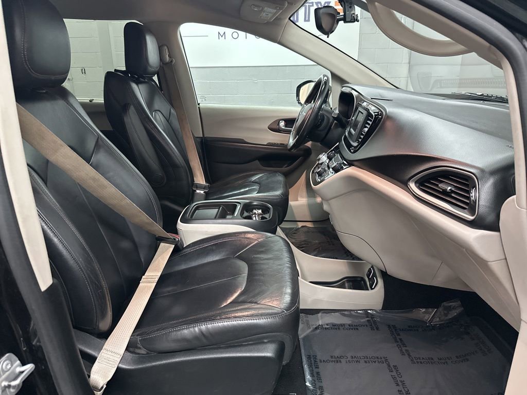 Used 2017 Chrysler Pacifica Touring-L image 19