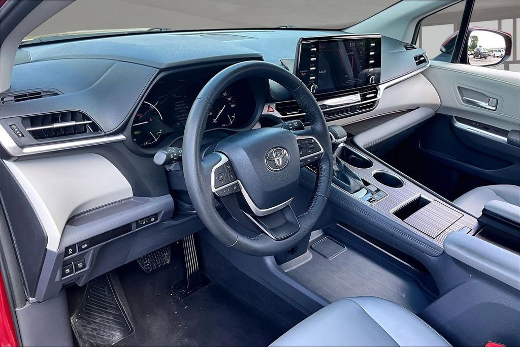Used 2023 Toyota Sienna XLE FWD image 17