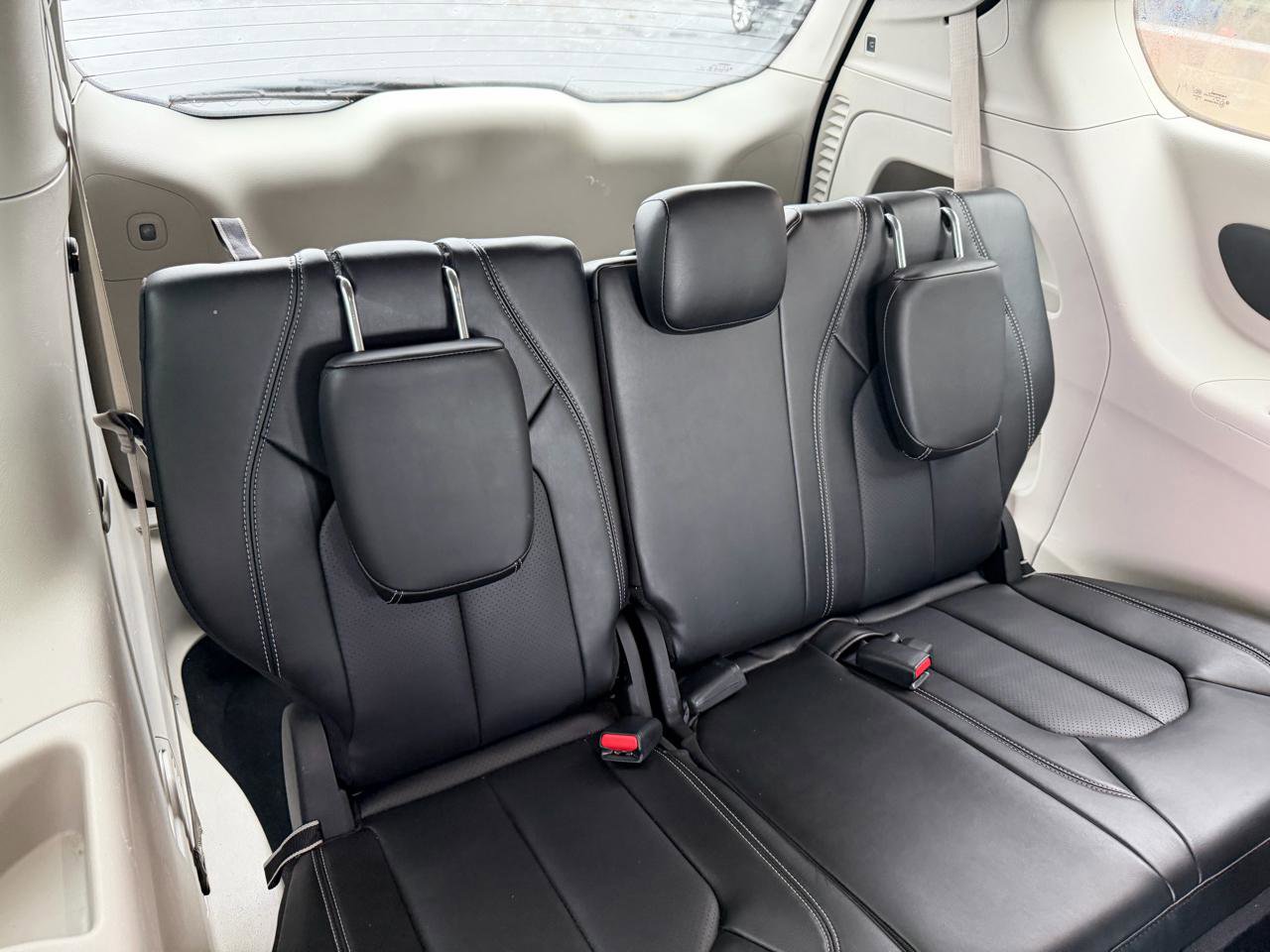 Used 2024 Chrysler Pacifica Touring-L image 21