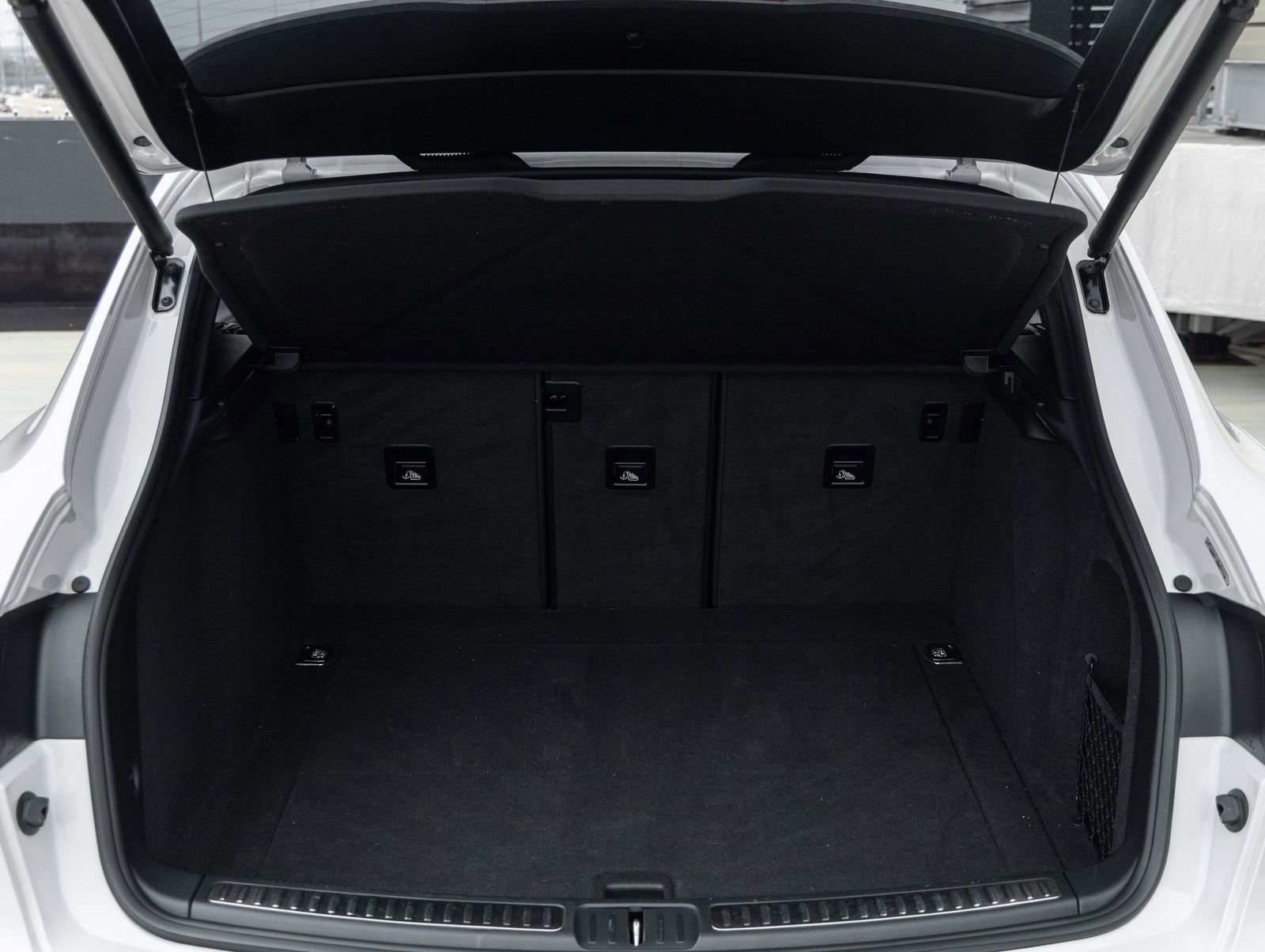 Certified 2023 Porsche Macan Turbo AWD/4WD image 29