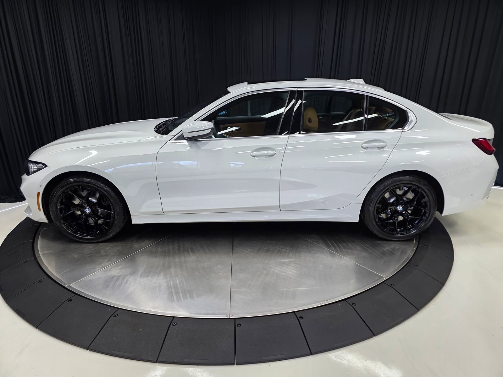 Used 2025 BMW 330i xDrive Sedan w/ Premium Package image 9