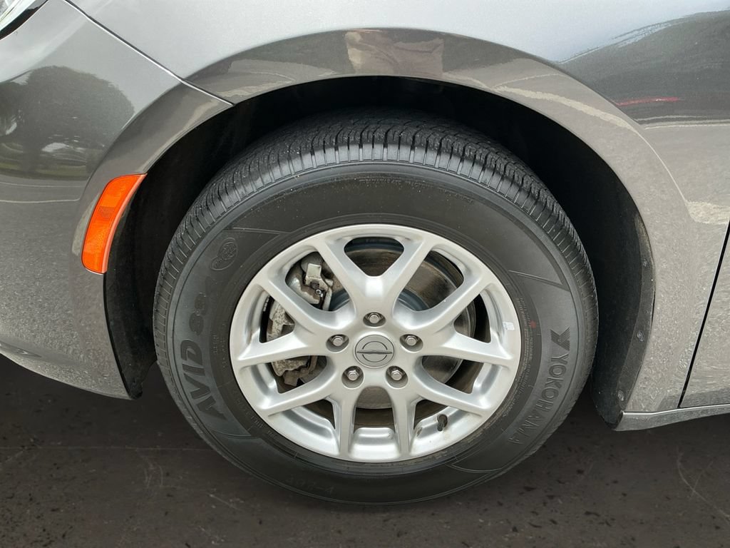 Used 2023 Chrysler Pacifica Touring-L FWD image 10