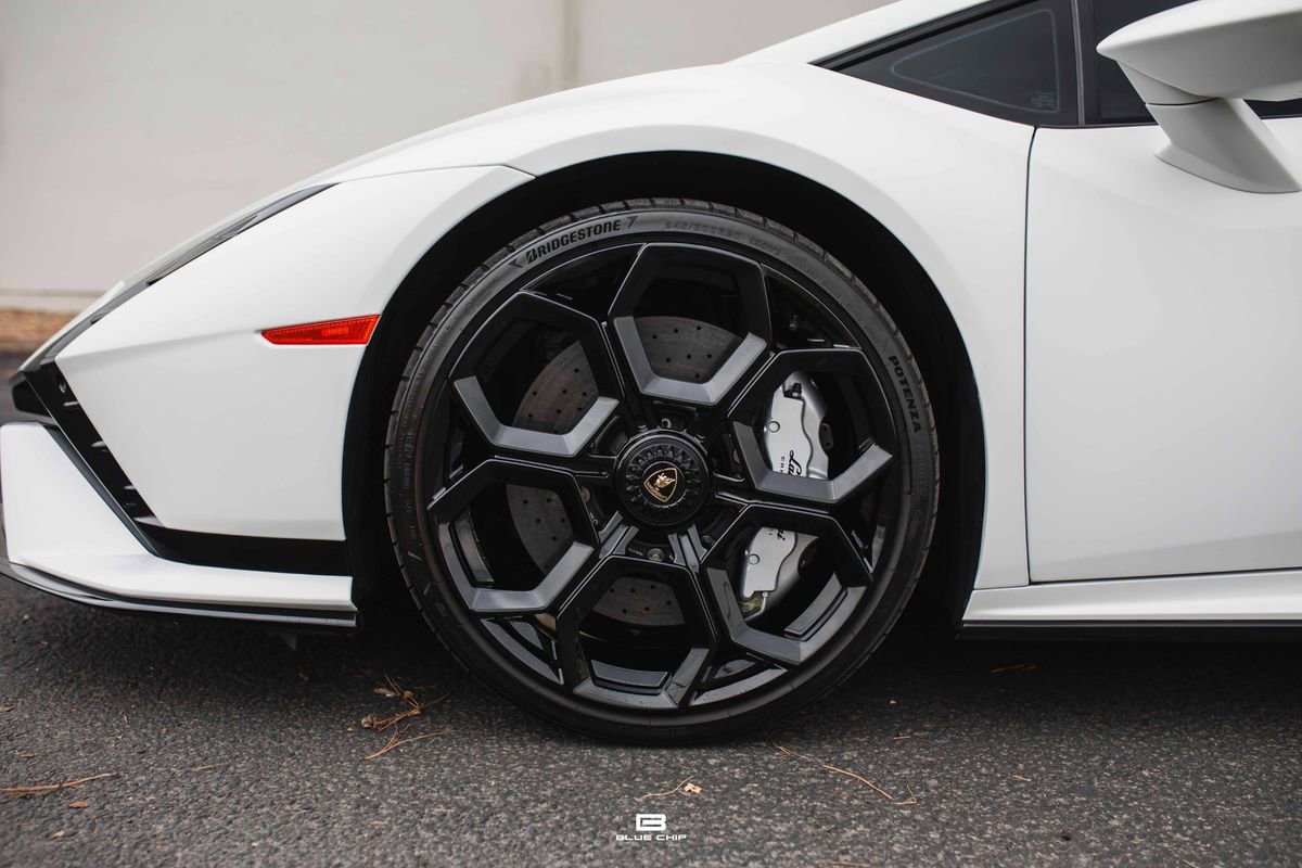 Used 2024 Lamborghini Huracan Tecnica image 3
