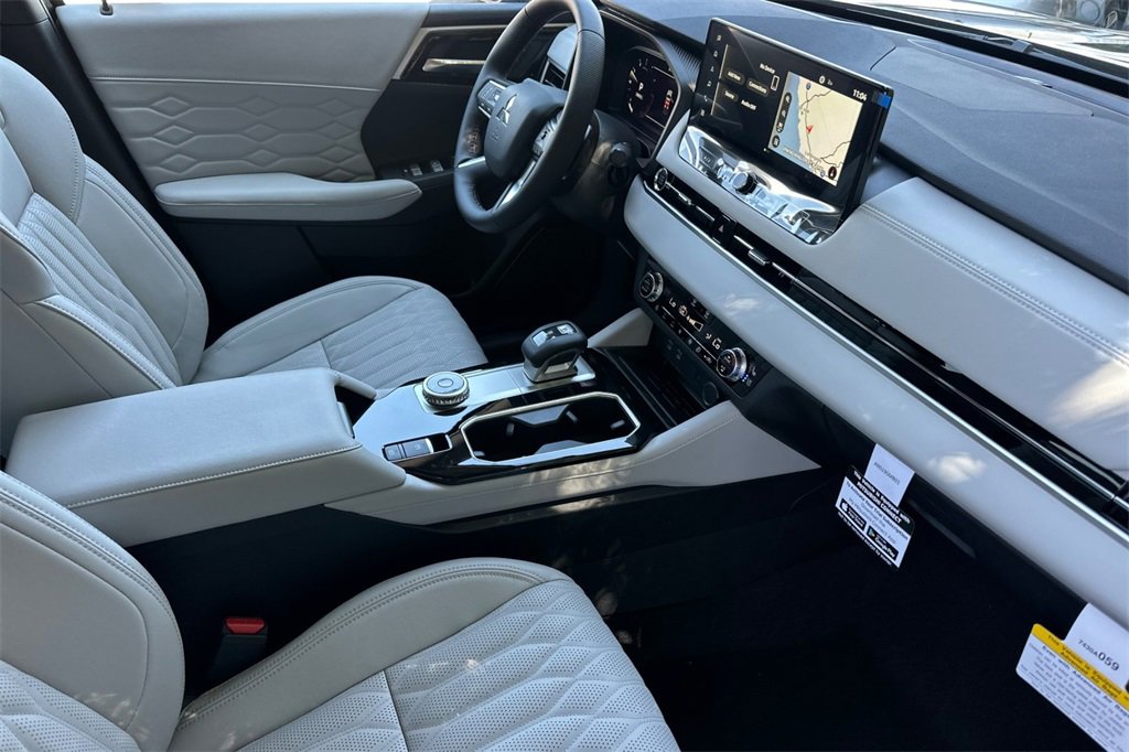 New 2025 Mitsubishi Outlander SEL image 17