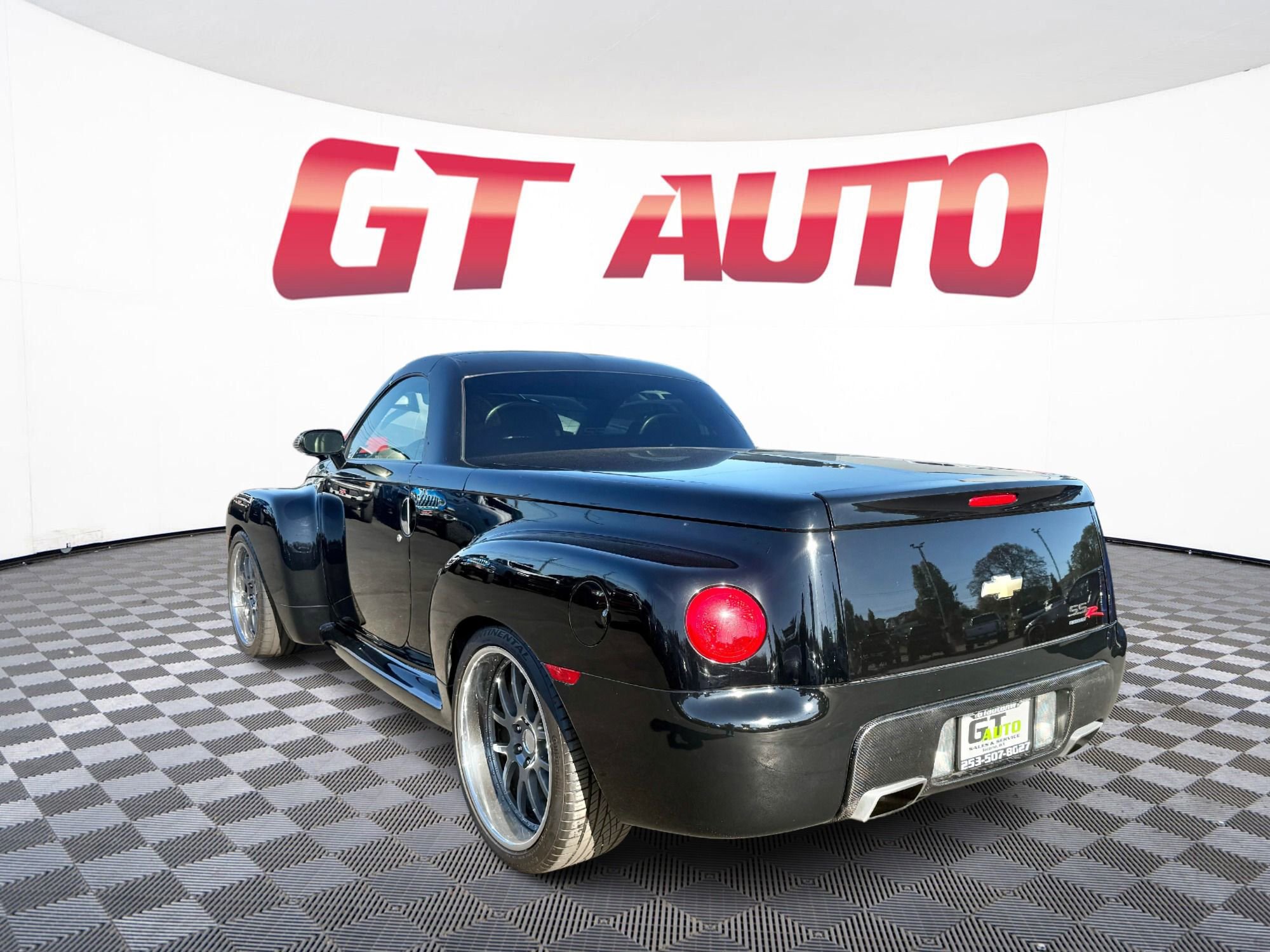 Used 2004 Chevrolet SSR w/ Preferred Equipment Group RWD image 4