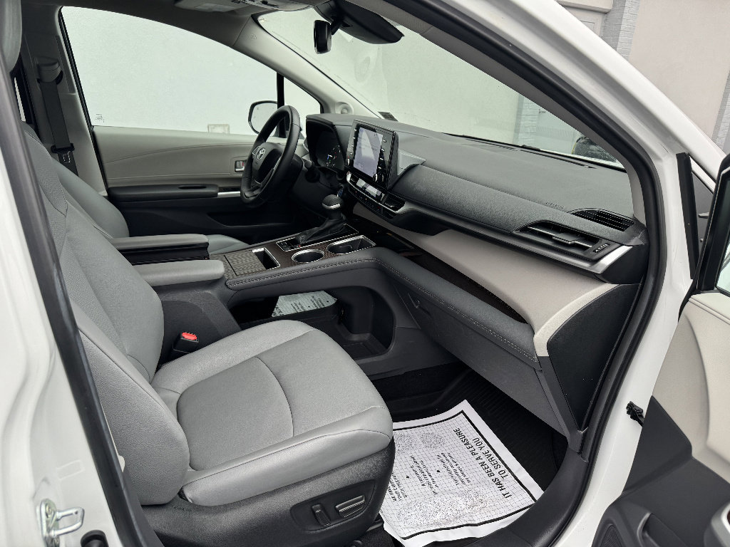 Used 2024 Toyota Sienna XLE w/ XLE Plus Package image 13