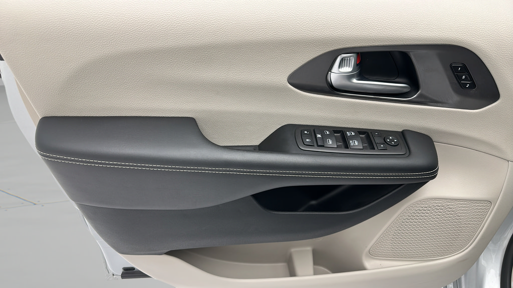 Used 2024 Chrysler Pacifica Touring-L FWD image 15