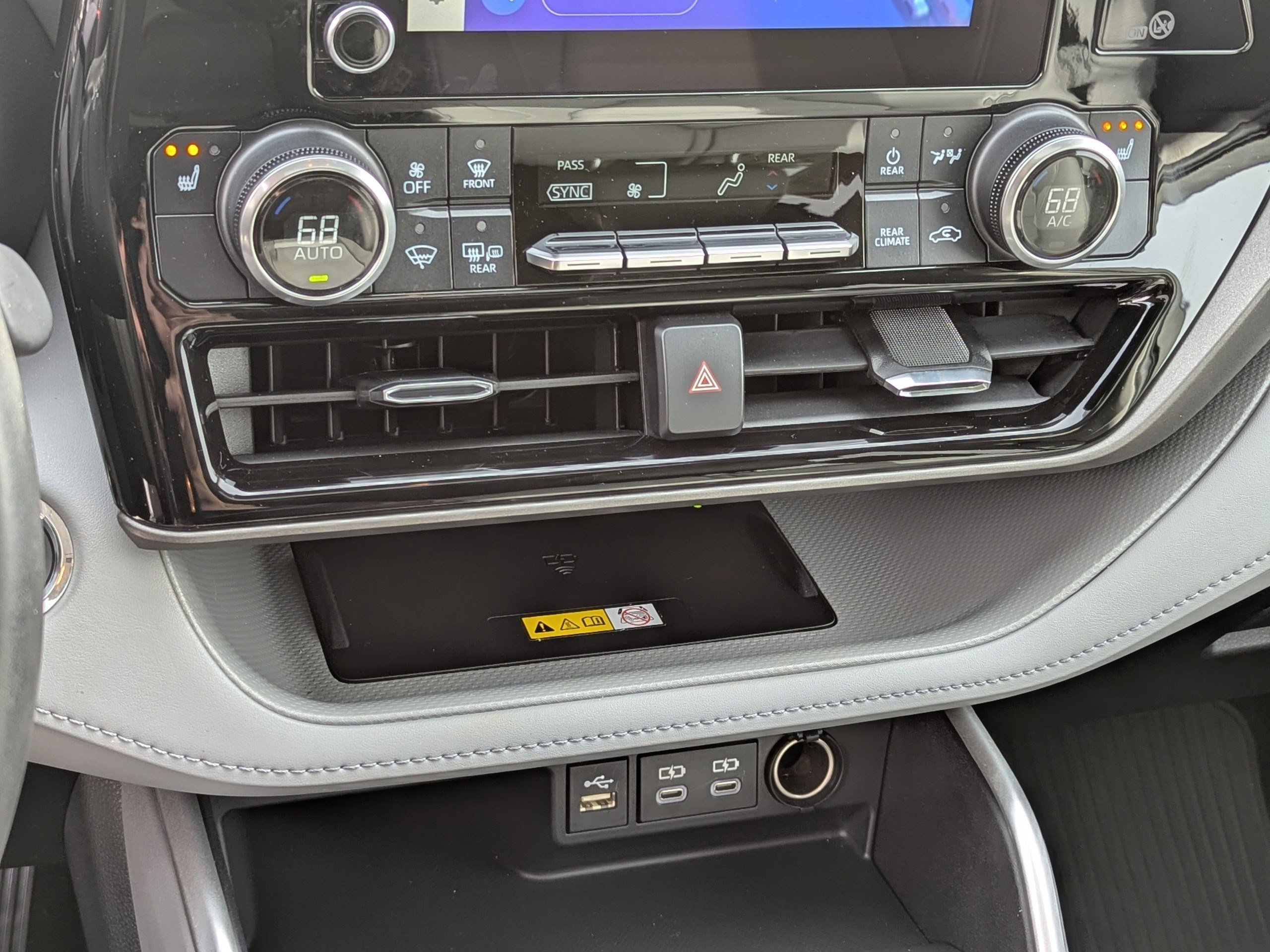 Used 2023 Toyota Highlander XLE image 25