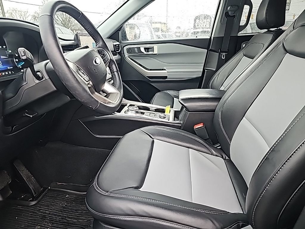 Used 2023 Ford Explorer XLT w/ Equipment Group 202A image 6