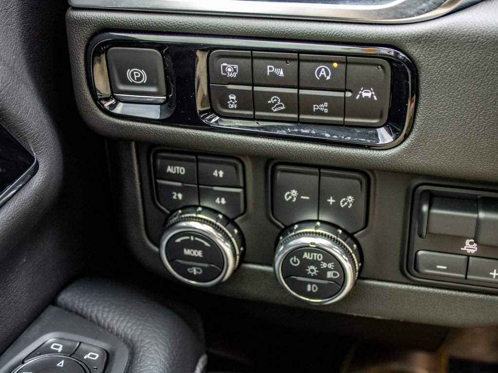 Used 2025 GMC Yukon XL Denali w/ Sun & Power Step Package image 36