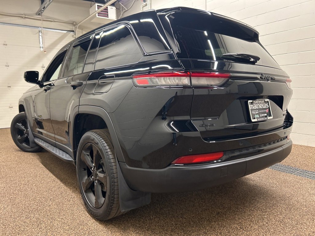 Used 2024 Jeep Grand Cherokee Limited w/ Black Appearance Package image 4
