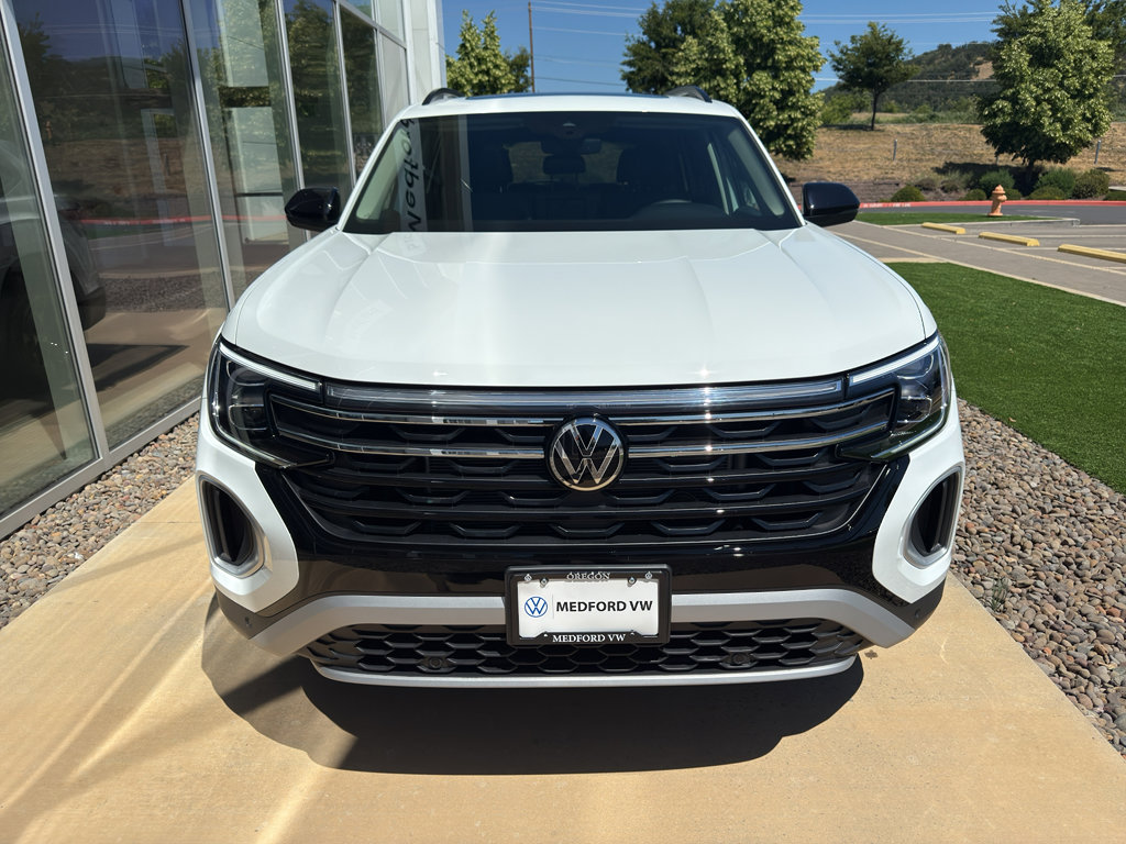 New 2025 Volkswagen Atlas Peak Edition SE image 2