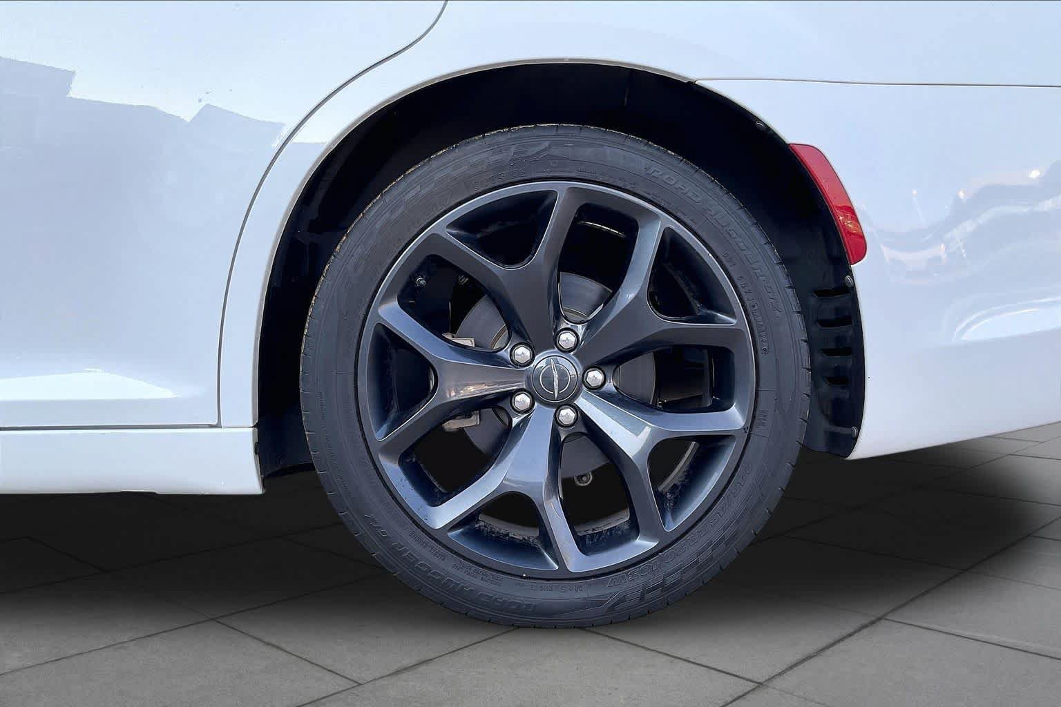 Used 2021 Chrysler 300 Touring w/ Sport Appearance Package RWD image 11